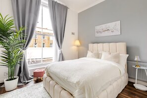 3 makuuhuonetta, tallelokero huoneessa, silitysrauta/-lauta