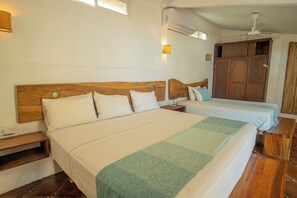 1 bedroom, internet, bed sheets - Comfortable room with hammock terrace overlooking Rinconcito Beach, one minute from the beach. (Mazunte)