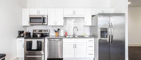 Geladeira, micro-ondas, fogão, cooktop