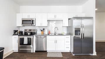 Een koelkast, een microgolfoven, een oven, een kookplaat