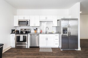 ثلاجة، ميكروويف، فرن، موقد طهي مسطح