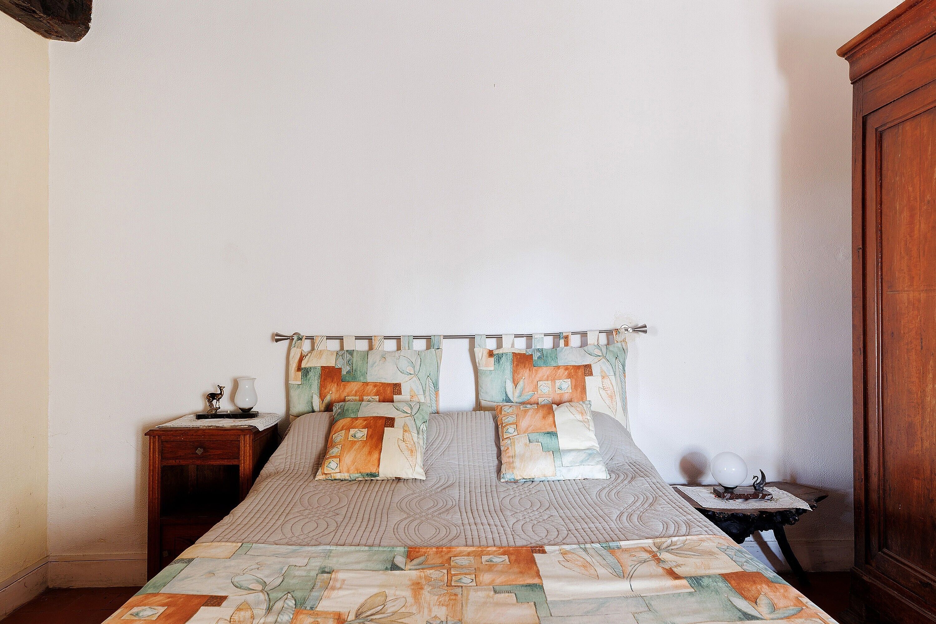 1 habitación y tabla de planchar con plancha 