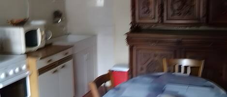 Frigorifero, microonde, forno, piano cottura