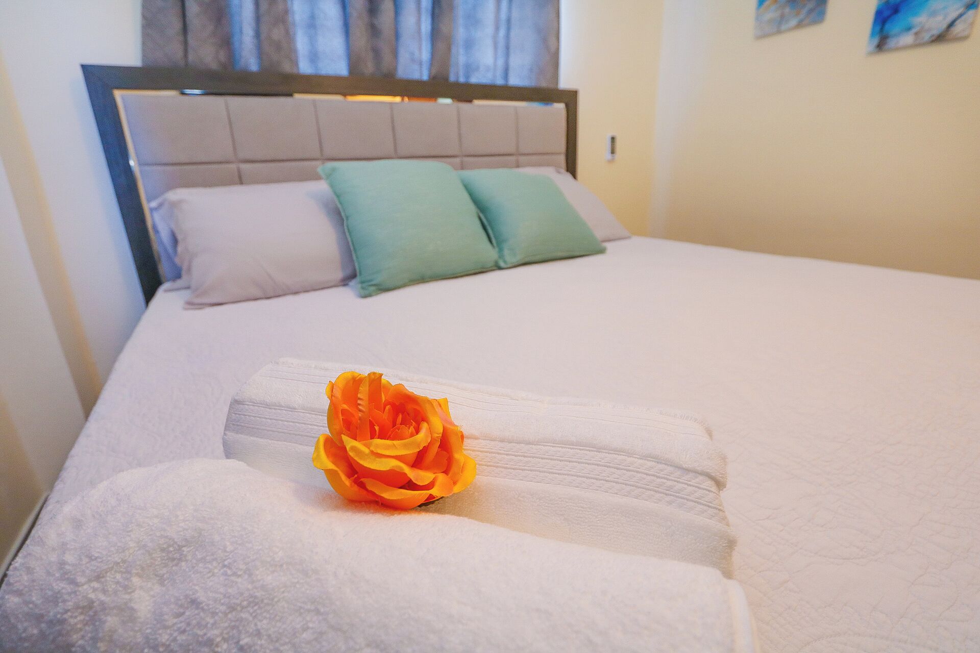 2 chambres, coffres-forts dans les chambres, fer et planche à repasser