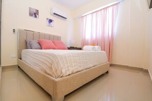 2 bedrooms, in-room safe, iron/ironing board, travel cot - Lovely 2 Bd-2Bath Apt w. A|C Garage & Rooftop (San Cristobal)
