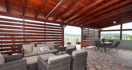Amazing 2BR/2Bt APT hot water, AC,Garage and Patio