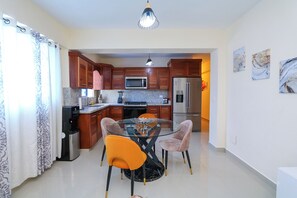 Fridge, microwave, oven, stovetop - Amazing 2BR/2Bt APT hot water, AC,Garage and Patio (San Cristobal)