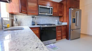 Refrigerador, microondas, horno y parrilla de estufa