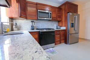 Refrigerador, microondas, horno, placa de cocina