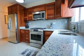 Kjøleskap, mikrobølgeovn, ovn og kokeplater