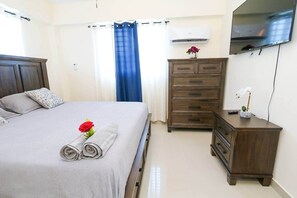 2 soverom, safe på rommet, strykejern/-brett og reiseseng for barn