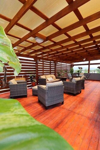 STUNNING 2-BR 2-BATH APT W/ AC GARAGE & ROOF TOP