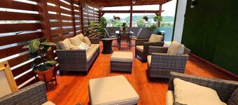 STUNNING 2-BR 2-BATH APT W/ AC GARAGE & ROOF TOP