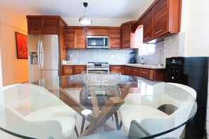 Køleskab, mikrobølgeovn, ovn, kogeplade