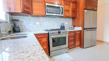 Refrigerador, microondas, horno y parrilla de estufa