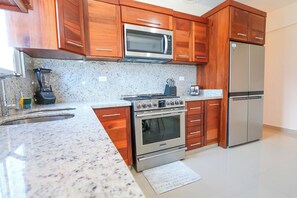 Refrigerador, microondas, horno, placa de cocina