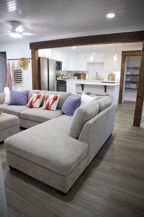 Smart-TV, fotballspill, bordtennis og stereoanlegg