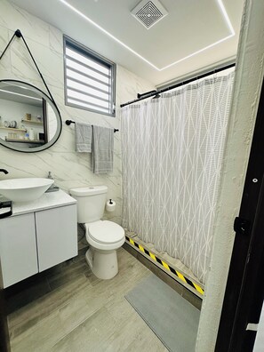 Dusch, handdukar, tvål och toalettpapper