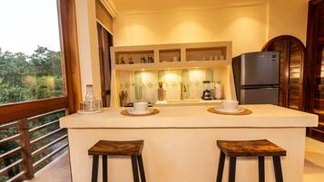 Kühlschrank, Herdplatte, Wasserkocher mit Kaffee-/Teezubehör, Toaster