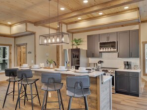 Mikrovågsugn, ugn, spishäll och diskmaskin