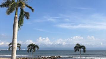 Sur la plage, chaise longue