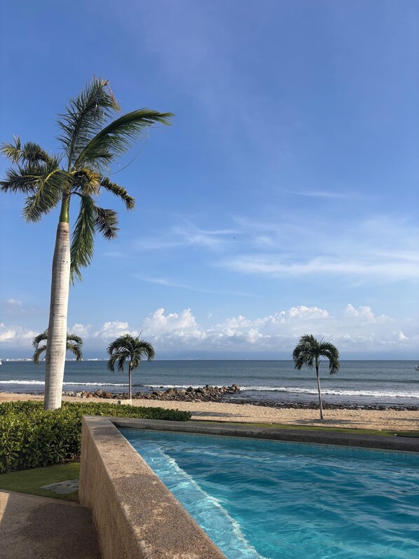 ビーチ、サンラウンジャー