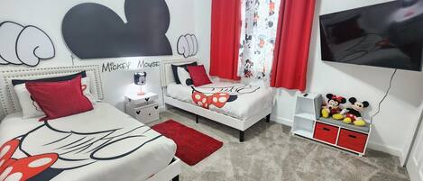 5 bedrooms, iron/ironing board, WiFi, bed sheets