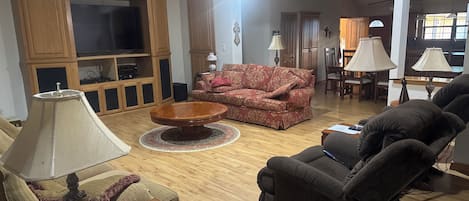 Een smart-tv, een open haard en een dvd-speler