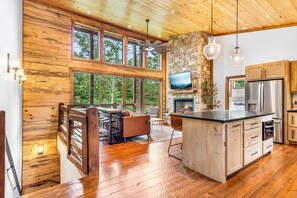 Interior - Toasted Oak Luxury Blue Ridge Cabin w/ Hot Tub (Epworth)