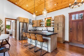 Paper towels - 4 Bedroom, hot tub, Firepit (Epworth)