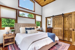 4 bedrooms, iron/ironing board, WiFi, bed sheets - Toasted Oak Luxury Blue Ridge Cabin w/ Hot Tub (Epworth)