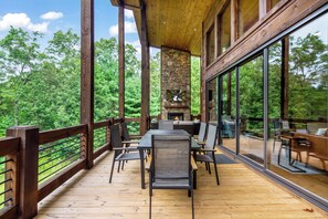 Outdoor dining - 4 Bedroom, hot tub, Firepit (Epworth)