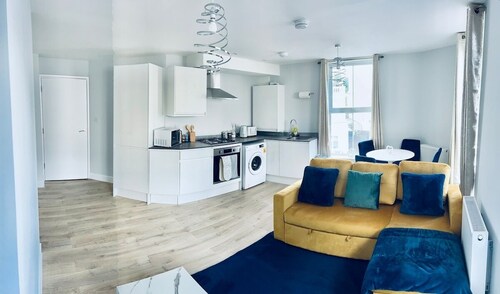 Lux 2BR Apt Folkestone Habour F2