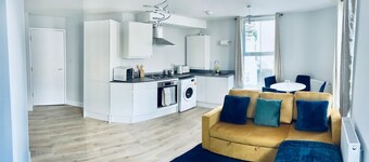 Lux 2BR Apt Folkestone Habour F2