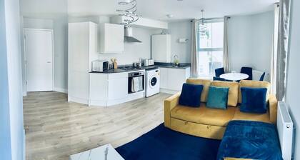 Lux 2BR Apt Folkestone Habour F2