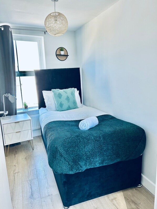 Iron/ironing board, internet, bed sheets