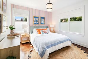 4 bedrooms, iron/ironing board, internet, bed sheets