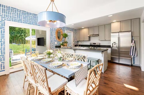 4BR Walk2 Dtwn/UVA w/ Karaoke & Backyard Oasis