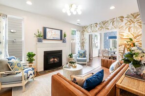 Living area - 4BR Walk2 Dtwn/UVA w/ Karaoke & Backyard Oasis (Charlottesville)