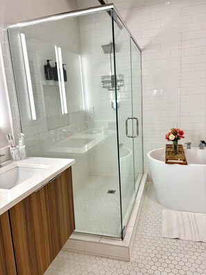 Shower, hair dryer, towels, soap - The Villa @Atlantic Station + Views+ Shopping (Atlanta)