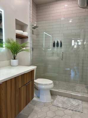 Shower, hair dryer, towels, soap - The Villa @Atlantic Station + Views+ Shopping (Atlanta)
