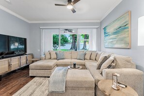 Smart TV - Allison Palms Luxury Tampa Townhome w/ Pool. Excellent Location for Amenities! (Tampa)