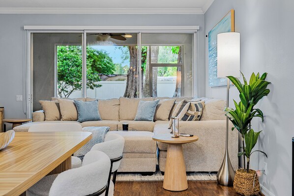 Smart TV - Allison Palms Luxury Tampa Townhome w/ Pool. Excellent Location for Amenities! (Tampa)