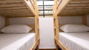 2 bedrooms, desk, WiFi, bed sheets