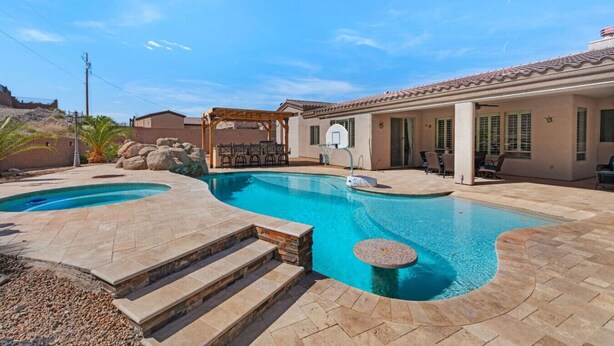 A swimming pool with a basketball hoop, a pergola, and a patio area with outdoor seating. - Havasu Duke - Pool, Spa, Basketball, Central (Lake Havasu City)