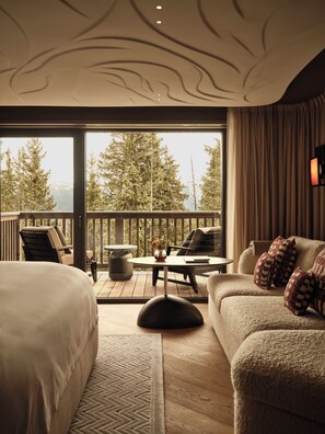 Suite Junior (Deluxe) | Seprai premium, bantalan ekstra lembut, minibar gratis, dan kedap suara