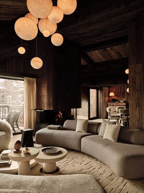 Premium bedding, pillow-top beds, free minibar, soundproofing - Rosewood Courchevel Le Jardin Alpin (Courchevel)