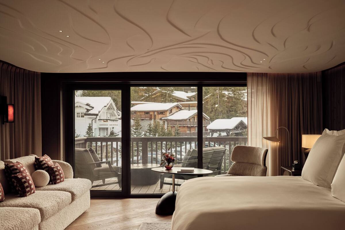 Deluxe Suite | Premium bedding, pillowtop beds, free minibar, soundproofing