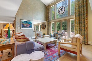 Una Smart TV, una chimenea, un futbolín, libros