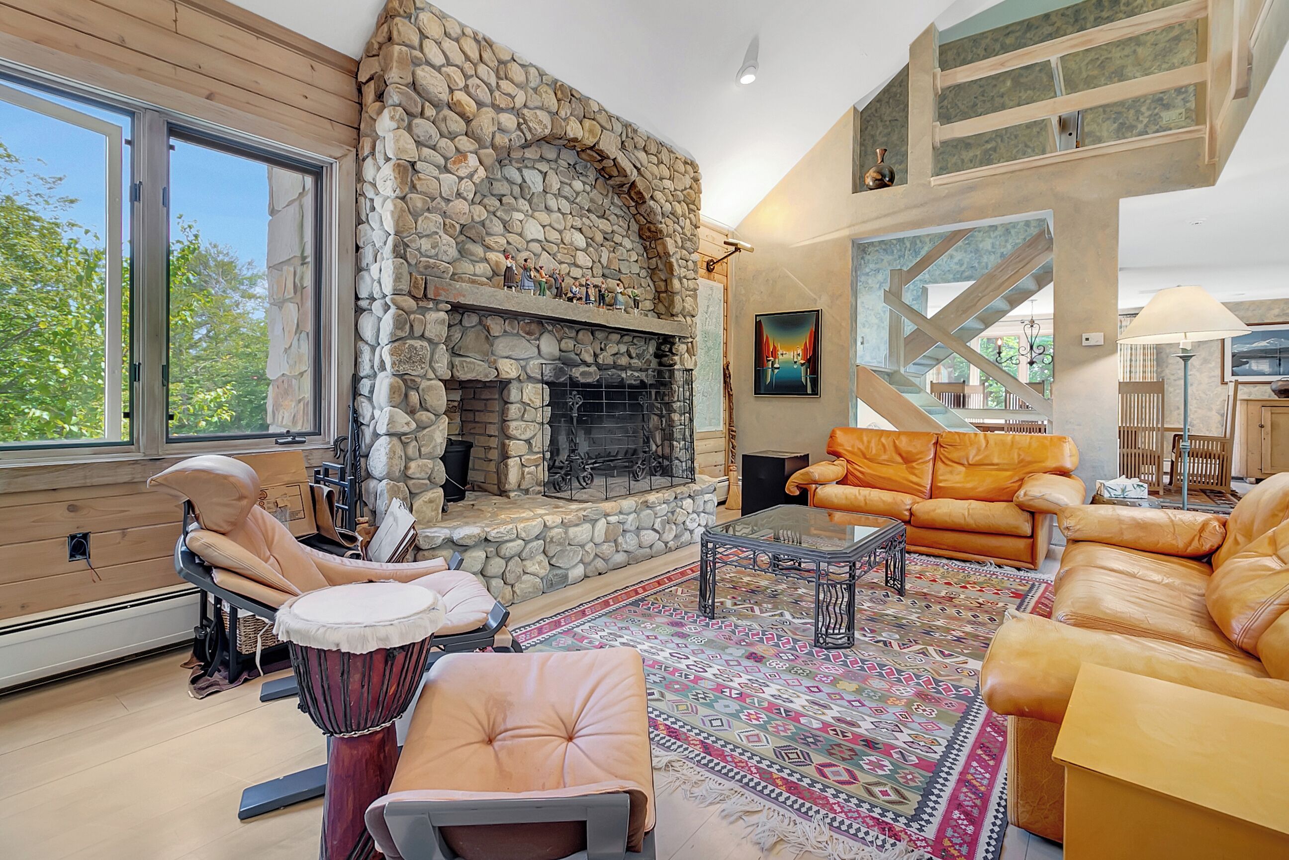 TV connectée, cheminée, baby-foot, livres